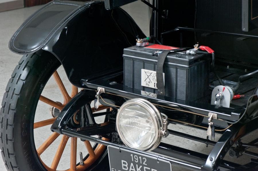 Детали экстерьера Baker Electric Model V Special Extension Coupe 1912 года  (фото 15 из 22)